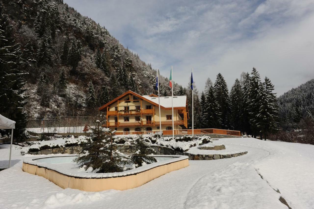 Holidays Dolomiti Apartment Resort Carisolo Exterior photo